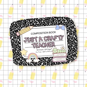 Könnte beinhalten: Ein Notizbuch mit einem schwarz-weiß gesprenkelten Einband. Der Einband zeigt den Text "JUST A CRAFTY TEACHER" mit Illustrationen eines Bleistifts, einer Schleife, eines Sterns, eines Regenbogens, einer Raupe und Büchern. Misst 24,7 x 19,0 cm.