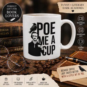 Könnte beinhalten: Weiße Keramik-Tasse mit dem Text "POE ME A CUP" und einer Illustration von Edgar Allan Poe mit einem Raben. Die 312g-Tasse ist mikrowellen- und spülmaschinenfest. Ein tolles Geschenk für Leser und Kaffeeliebhaber.