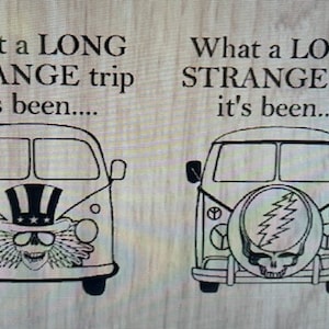 Peut inclure: Une illustration en noir et blanc de deux fourgonnettes vintage avec le texte "What a LONG STRANGE trip it's been..." au-dessus de chaque fourgonnette. La fourgonnette de gauche a un crâne et des os croisés avec un drapeau américain au sommet. La fourgonnette de droite a un crâne et des os croisés avec un motif d'éclair.