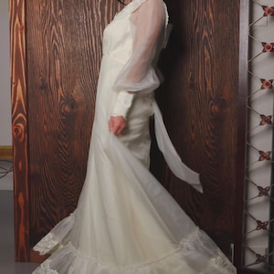 Vintage 1970&#39;s Stunning Cream White Large Bottom Ruffle Wedding Dress