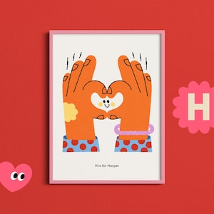 Impresión de nombre personalizada, póster con la letra H, manos y corazón, arte de pared con el alfabeto personalizado, impresión inicial para guardería, decoración genial para habitación de niños, regalo de cumpleaños