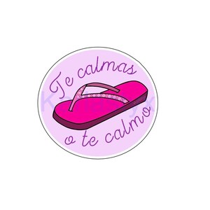 以下が含まれることがあります： 紫色の円の中に、紫色の文字で「Je calmas o te calmo」と書かれています。キラキラしたストラップが付いたピンクのビーチサンダルが円の中にあります。
