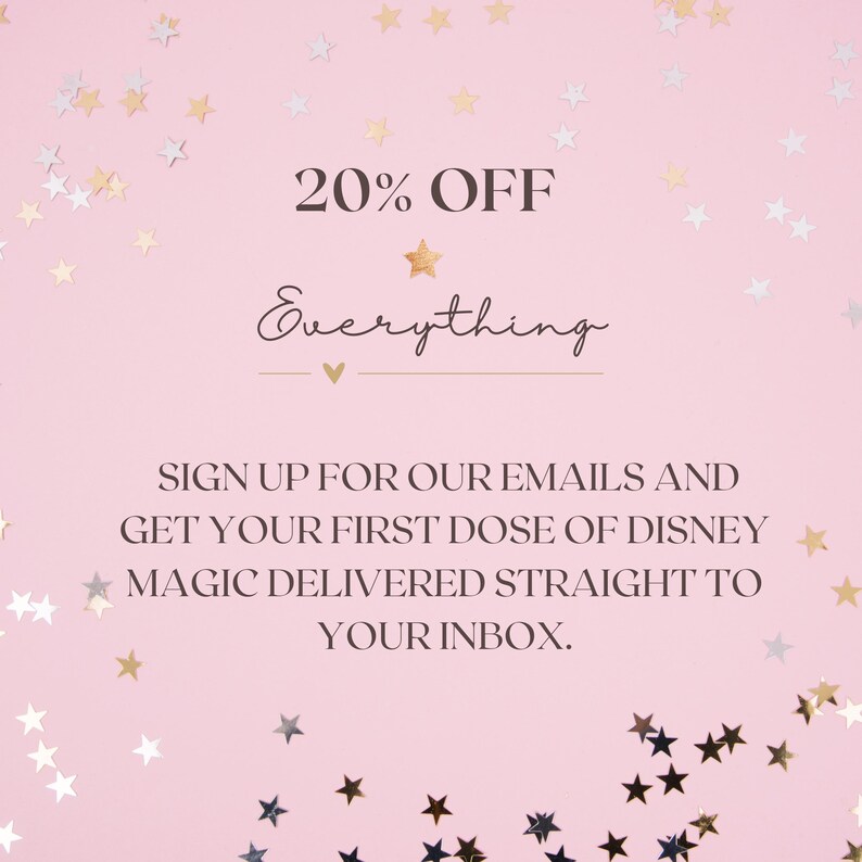 Peut inclure: Fond rose avec des confettis en forme d'&eacute;toiles dor&eacute;es et argent&eacute;es. Le texte indique "20% DE R&Eacute;DUCTION sur tout." En dessous, il est &eacute;crit "INSCRIVEZ-VOUS &Agrave; NOS EMAILS ET RECEVEZ VOTRE PREMI&Egrave;RE DOSE DE MAGIE DISNEY DIRECTEMENT DANS VOTRE BO&Icirc;TE DE R&Eacute;CEPTION."