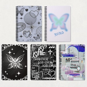 Puede incluir: Conjunto de cinco cuadernos de espiral con diferentes diseños. Los diseños incluyen una mariposa con un patrón geométrico, una mariposa con un degradado de azul y rosa, una mariposa con un patrón en blanco y negro, un diseño en blanco y negro con el texto "FOREVER AND EVER", y un diseño azul y blanco con el texto "40% NOT FO Stop".