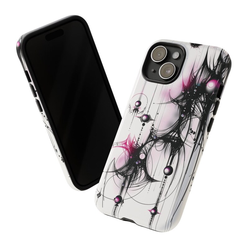Op de afbeelding: Een witte telefoonhoes met een abstract ontwerp in zwart en roze. De hoes heeft een zwarte rand en een uitsparing voor de camera.