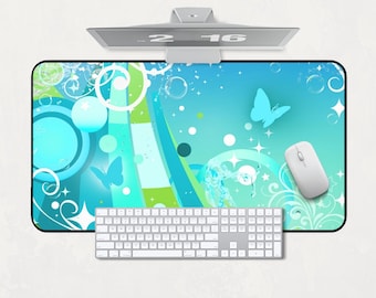 Könnte beinhalten: Computer-Setup mit einem rechteckigen Mauspad mit blauem und grünem Schmetterlingsdesign. Eine weiße Tastatur und Maus befinden sich unter dem Monitor. Der Monitor zeigt die Uhrzeit 2:16 an.
