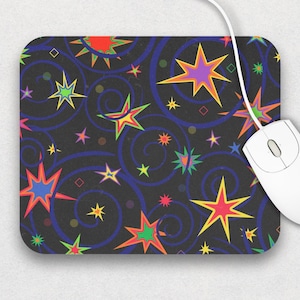 Può includere: Un tappetino per mouse rettangolare con sfondo nero, adornato con disegni colorati di esplosioni di stelle e spirali. Un mouse per computer bianco è posizionato sul lato destro, collegato da un cavo bianco. Il design del tappetino presenta stelle di vari colori.