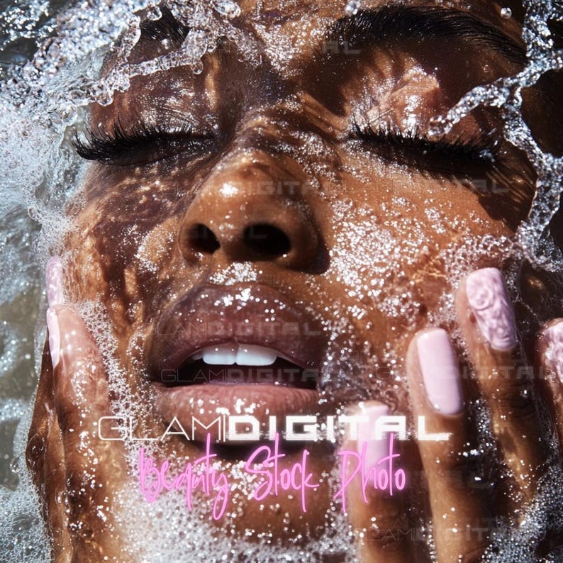 Puede incluir: Primer plano de la cara de una persona con gotas de agua y burbujas en la piel. Sus ojos est&aacute;n cerrados y sus labios ligeramente entreabiertos. Sus u&ntilde;as est&aacute;n pintadas de un color rosa claro.