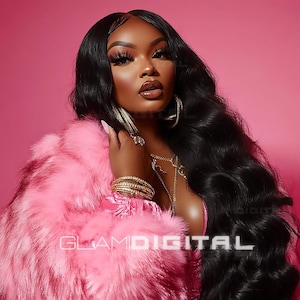 Può includere: Una donna con lunghi capelli neri ondulati e trucco completo, indossa un cappotto di pelliccia rosa e gioielli d'oro, tra cui orecchini a cerchio, braccialetti e collane. Lo sfondo è di colore rosa pieno. Il testo "GLAM DIGITAL" è visibile.