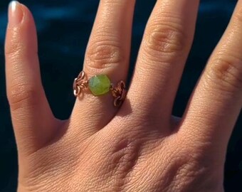 Anillo envuelto en alambre de cobre con piedra de peridoto, anillo antiestrés