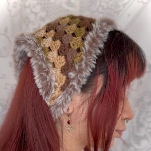 Brown crochet bandana with faux fur trim, triangle hairscarf mushroom brown, y2k fluffy