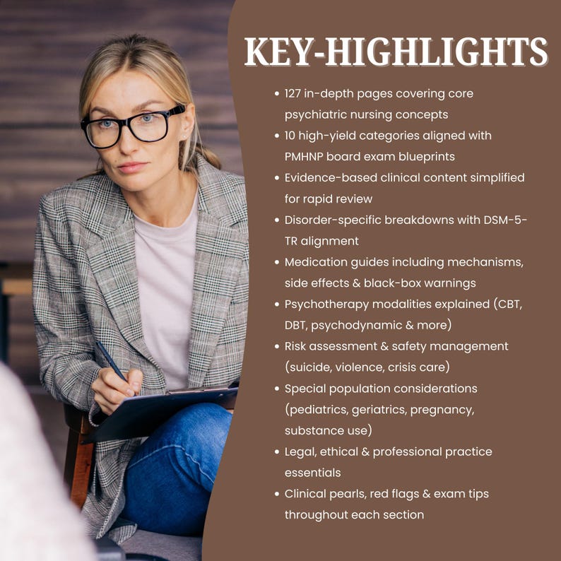 Op de afbeelding: Een vrouw met een bril en blazer zit met een pen en klembord. De afbeelding toont "KEY-HIGHLIGHTS" en opsommingstekens over psychiatrische verpleegkunde, examenvoorbereiding en risicobeoordeling, inclusief DSM-5-TR-uitlijning.