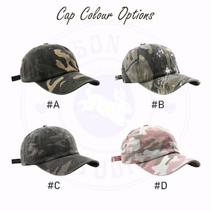 Puede incluir: Cuatro gorras de b&eacute;isbol de camuflaje diferentes. Las gorras son de varios tonos de verde, marr&oacute;n y rosa. Las gorras est&aacute;n etiquetadas con las letras A, B, C y D.