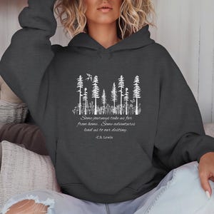 Przytulna bluza z kapturem z cytatem o naturze, bluza z kapturem unisex, inspirujący prezent, odzież dla miłośników lasu, idealna na zewnątrz, odzież codzienna, C.S. Lewis