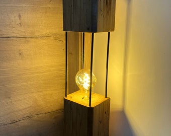 Balkenlampe Stehlampe aus Altholz – Handgefertigte Wooden Floor Lamp im Rustic-Industrial Design