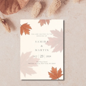 Puede incluir: Invitación de boda con temática otoñal. La invitación presenta un fondo crema con hojas de arce marrones y el texto "YOU ARE INVITED TO THE WEDDING OF SAMIRA & MARTIN OCT | 23 | 2024 The Plaza Hotel 768 Fifth Avenue, New York, NY 10019"