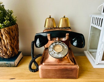 Téléphone ancien vintage en cuivre et bakélite
