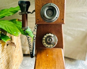 Téléphone vintage en bois de style rétro