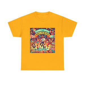 Könnte beinhalten: Gelbes T-Shirt mit einer bunten Illustration einer Familie, die mit Musik, Tanz und Essen feiert. Der Text auf der Illustration lautet "Rumba y Amor Para El Mejor Papi".
