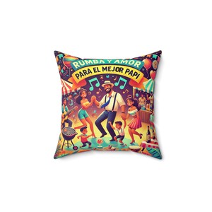 Könnte beinhalten: Ein farbenfrohes Kissen mit einer festlichen Illustration einer tanzenden und feiernden Familie. Der Text auf dem Kissen lautet "Rumba y Amor Para El Mejor Papi".