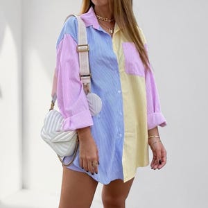 Camicia da donna oversize a righe color block, patchwork pastello, abbottonatura frontale, vestibilità ampia, colletto a risvolto, maniche lunghe, stile casual estivo 2026