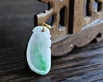 翡翠の中国風幸運「福」とコウモリのペンダント、手彫り翡翠ネックレス