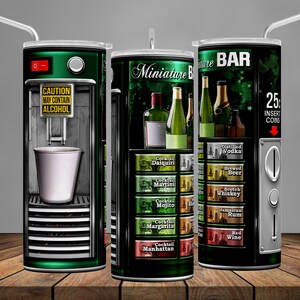 Puede incluir: Un vaso aislante verde y negro con un diseño de bar en miniatura. El vaso tiene una ranura para monedas y una selección de bebidas, incluyendo cócteles, cerveza y vino. El texto "Miniature Bar" y "25¢ Insert Coins" está impreso en el vaso.