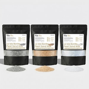 Könnte beinhalten: Drei schwarze Beutel La Isla Bonita Pearl Sand Wax zum Kerzenbasteln. Die Beutel haben ein klares Fenster, das die Sandfarben zeigt: Moon Dust, Amber Glow und Pearl Veil. Jeder Beutel ist mit dem Produktnamen und den Worten "Candle Sand for Creative Candle Styling" beschriftet.