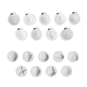 Op de afbeelding: Witte schelpvormige mallen en ronde schelpontwerpen. De mallen hebben een kleine zwarte clip aan de bovenkant. De ronde ontwerpen tonen verschillende schelptypes, waaronder een zeester, een koker en spiraalschelpen. Ideaal voor knutselen of kustdecoratie.