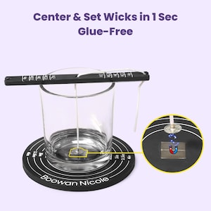 Puede incluir: Un portavelas de cristal transparente con una herramienta de centrado de mecha negra. La herramienta tiene medidas en cm y el texto "Center & Set Wicks in 1 Sec Glue-Free". Una base redonda negra con el texto "Boowan Nicole" está debajo del cristal.