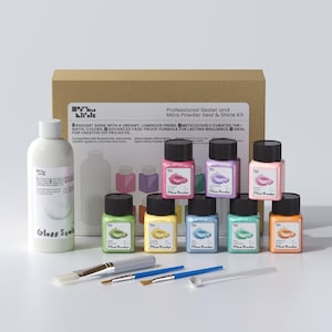 Puede incluir: Un kit profesional de sellador y polvo de mica para sellar y dar brillo. El kit incluye una botella de sellador brillante, varios frascos pequeños de polvo de mica en varios colores, pinceles y una cuchara pequeña. La caja dice "Brillo radiante con un acabado soñador y luminoso."