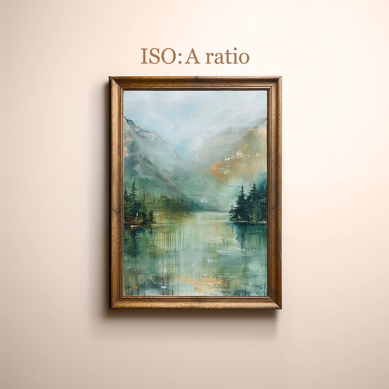 Pode incluir: Uma pintura emoldurada que representa uma cena de lago de montanha nebulosa com &aacute;rvores verdes e o reflexo das montanhas na &aacute;gua. A pintura est&aacute; em uma moldura de madeira.