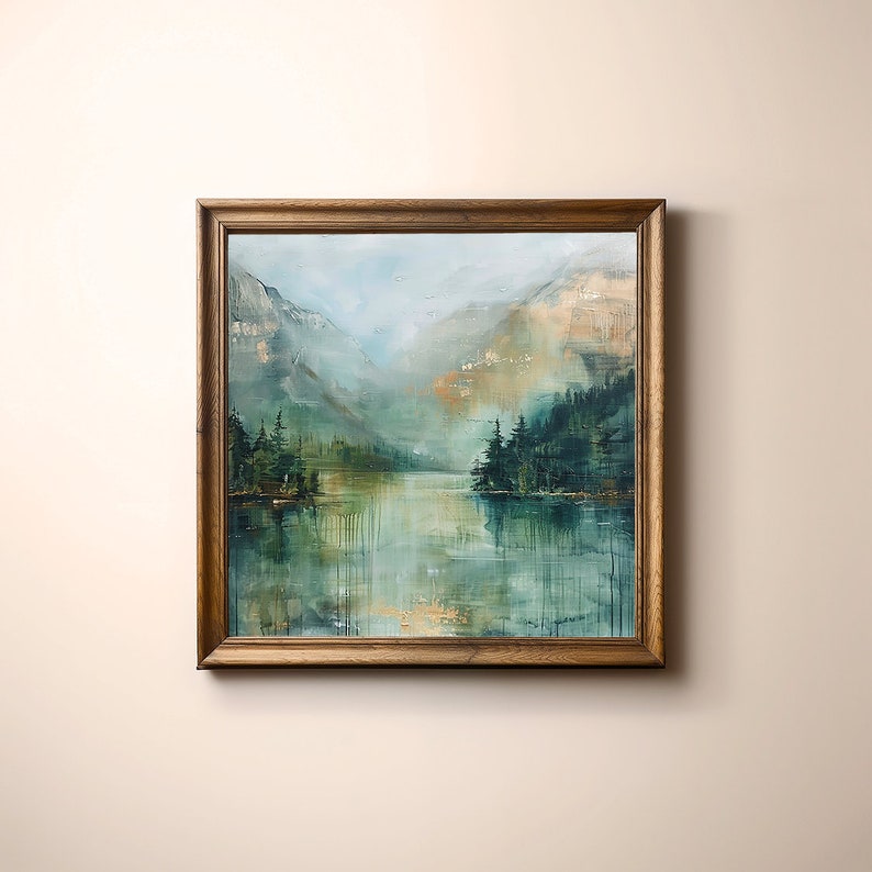 Pode incluir: Uma pintura emoldurada que representa uma cena de lago nebuloso com montanhas ao fundo. O lago &eacute; de cor azul esverdeada clara e as montanhas s&atilde;o de um verde escuro. H&aacute; &aacute;rvores na margem do lago.