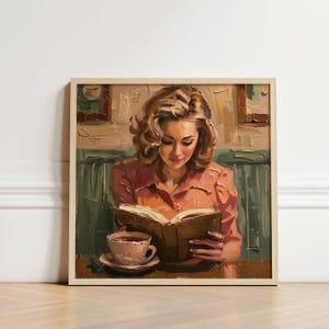 Peut inclure: Une femme en chemise rose est assise à une table en train de lire un livre. Elle a une tasse de café et une soucoupe devant elle. L'arrière-plan est un mur vert et marron avec quelques images encadrées.