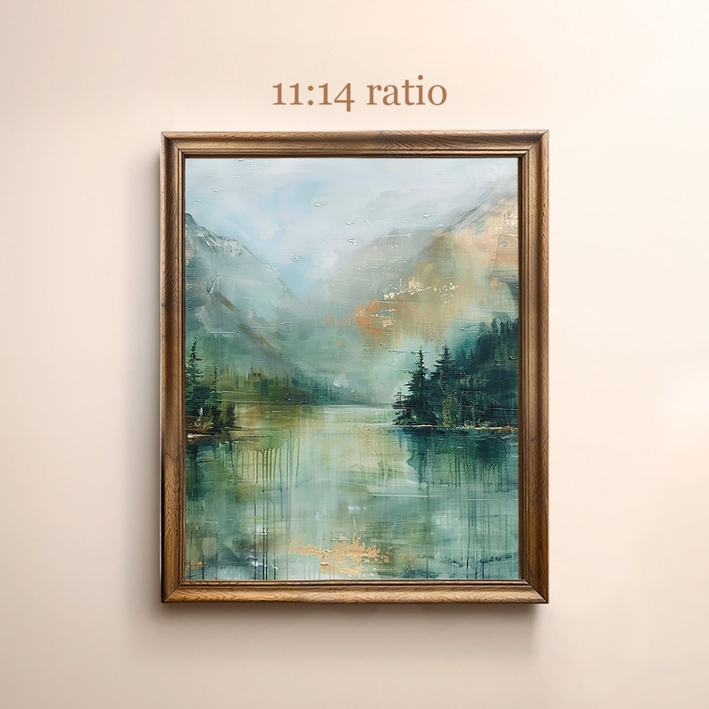 Pode incluir: Uma pintura emoldurada que representa uma cena de lago de montanha nebulosa com uma pequena ilha de &aacute;rvores em primeiro plano. A pintura est&aacute; em uma moldura de madeira clara e tem uma propor&ccedil;&atilde;o de 11:14.