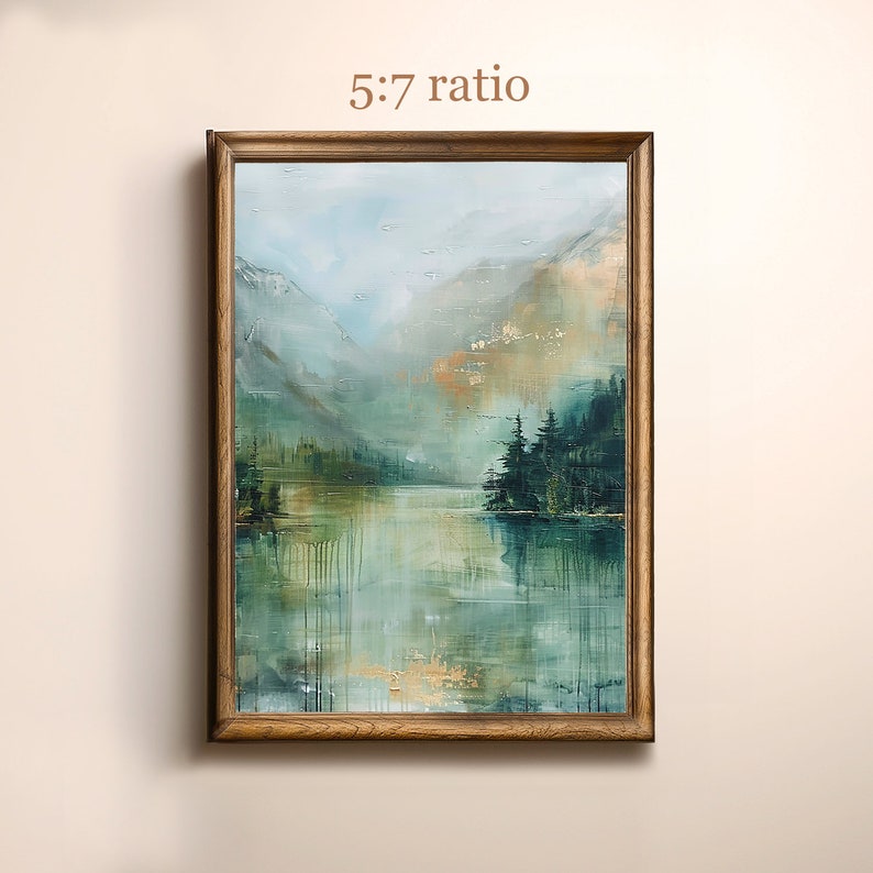 Pode incluir: Uma pintura emoldurada que representa uma cena de lago de montanha nebulosa com um grupo de &aacute;rvores de folha perene em primeiro plano. A pintura est&aacute; em tons de azul, verde e dourado.