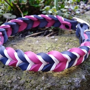 Braided collar made of greased leather and paracord