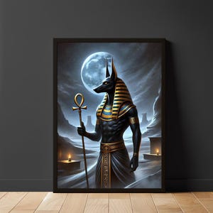 Puede incluir: Una ilustración de Anubis, el dios egipcio de la muerte, representado como un humano con cabeza de chacal con un collar dorado y sosteniendo un bastón con un símbolo ankh. El fondo es un cielo azul oscuro con una luna llena.