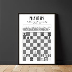 Puede incluir: Una ilustración en blanco y negro de un tablero de ajedrez con piezas en su lugar. El texto "POLYMORPH" está en la parte superior de la imagen, seguido de "Paul Morphy vs Alonzo Morphy" y "Nueva Orleans, 1850". El texto debajo del tablero de ajedrez describe una partida de ajedrez entre padre e hijo.
