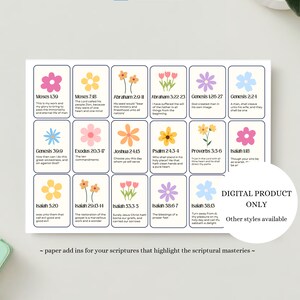 Könnte beinhalten: Ein rechteckiges Blatt mit fünfzehn einzelnen Karten mit abgerundeten Ecken, die jeweils eine bunte Blumenillustration und eine Schriftstellenreferenz mit Text zeigen. Ein weißer Kreis enthält den Text DIGITAL PRODUCT ONLY Other styles available.