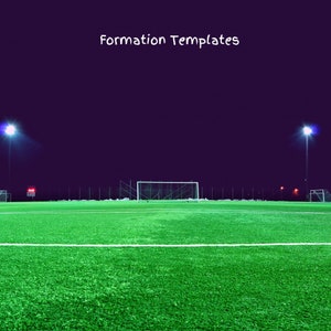 Pode incluir: Um campo de futebol de relva artificial verde com uma linha branca no meio. Há um gol branco no centro do campo. Duas luzes brilhantes iluminam o campo do topo da imagem. O texto "Formation Templates" está escrito em branco no topo da imagem.