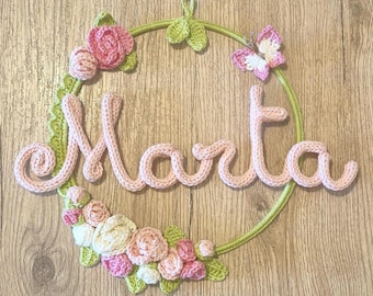 Personligt födelsemeddelande – Virkad blomsterkrans med rosor och fjäril – Dekoration till flickans sovrum – Födelsepresent