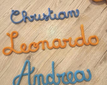 Etiqueta de nombre de tricotina personalizada para anuncio de nacimiento: componente hecho a mano para proyectos de manualidades y decoración de guarderías.