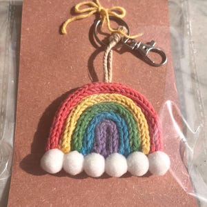 Arcobaleno calamita e arcobaleno portachiavi in tricotin - bomboniera nascita, bomboniera battesimo, baby shower.