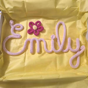 Targa nome personalizzata in tricotin per fiocco nascita – componente handmade per progetti artigianali e decorazione cameretta