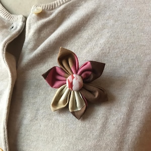 Broche de flores de tela marrón y mauve, alfiler de flores - flor de tela hecha a mano