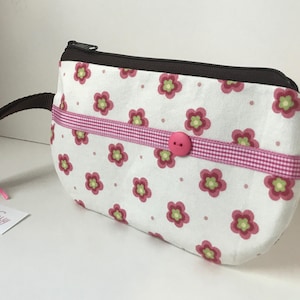 White Floral Fabric Wristlet, IPhone Wristlet, SmartPhone Wristlet, Zippered Wristlet