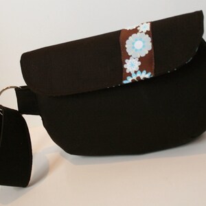 Donkerbruine polka dot stof polslet, stof polslet, iPhone polslet, zippered wristlet, mobiele telefoon wristlet, Emma Tas
