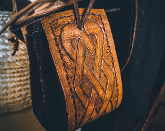 Leder Münztasche mit Wikinger oder Witcher Prägung, Leder Juwel Gürteltasche für Larp, Steampunk, Cosplay oder Fantasy Kostüm