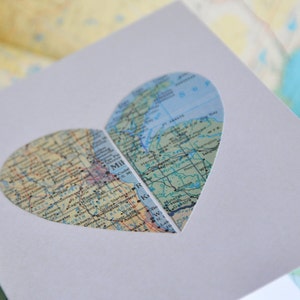 Relación a distancia: Tarjeta personalizada con un corazón en dos lugares